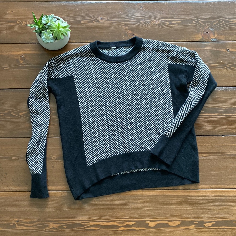 Women’s Lululemon sweater